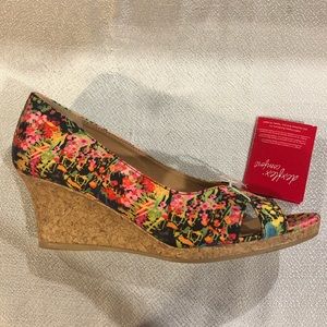 Dexflex Comfort Floral Open Peep Toe Wedge Size 11